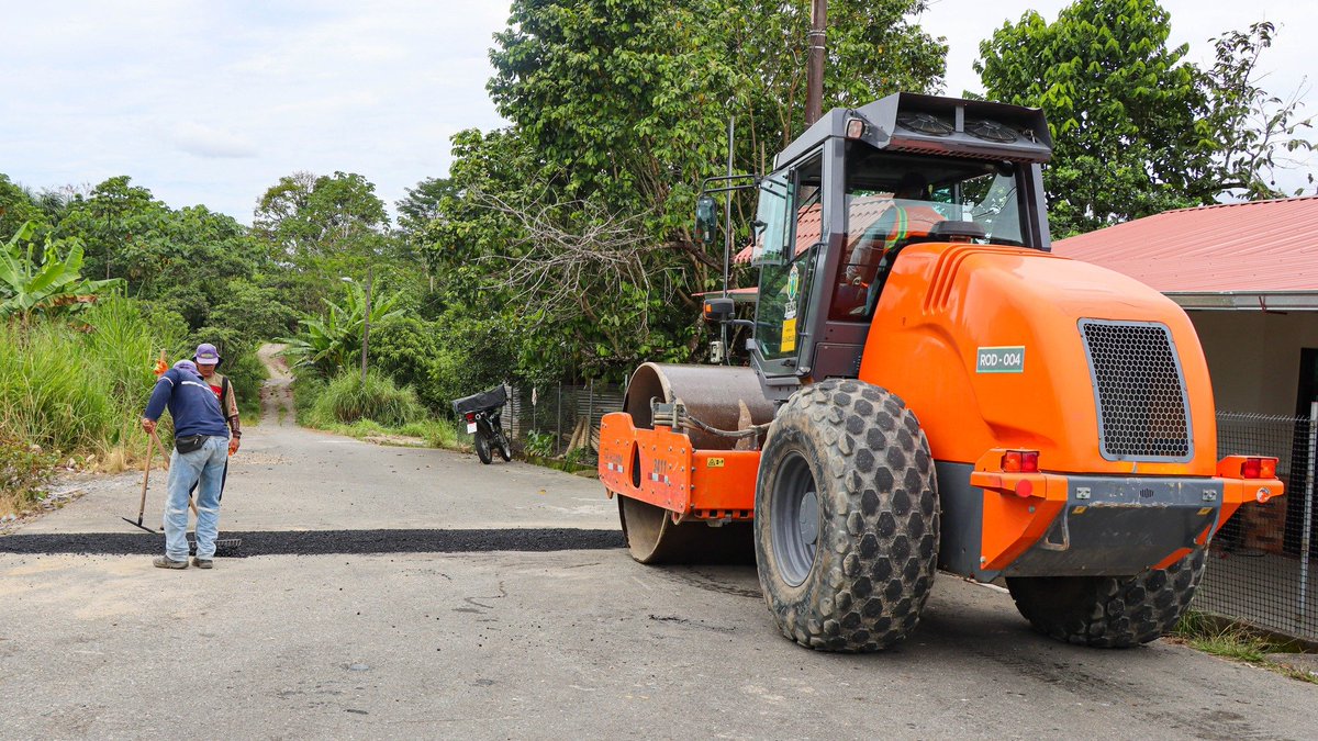 alcaldiatena's tweet image. #EnAcción🚜👷🏻‍♂️

Atendemos la vialidad del cantón de manera permanente,🛣️ avanzamos con la construcción de #reductores de velocidad en Bajo y Centro Talag, una medida clave para prevenir accidentes y #cuidar a peatones y conductores.
Le decimos ¡Adiós a los #baches! vía Pano-Talag.