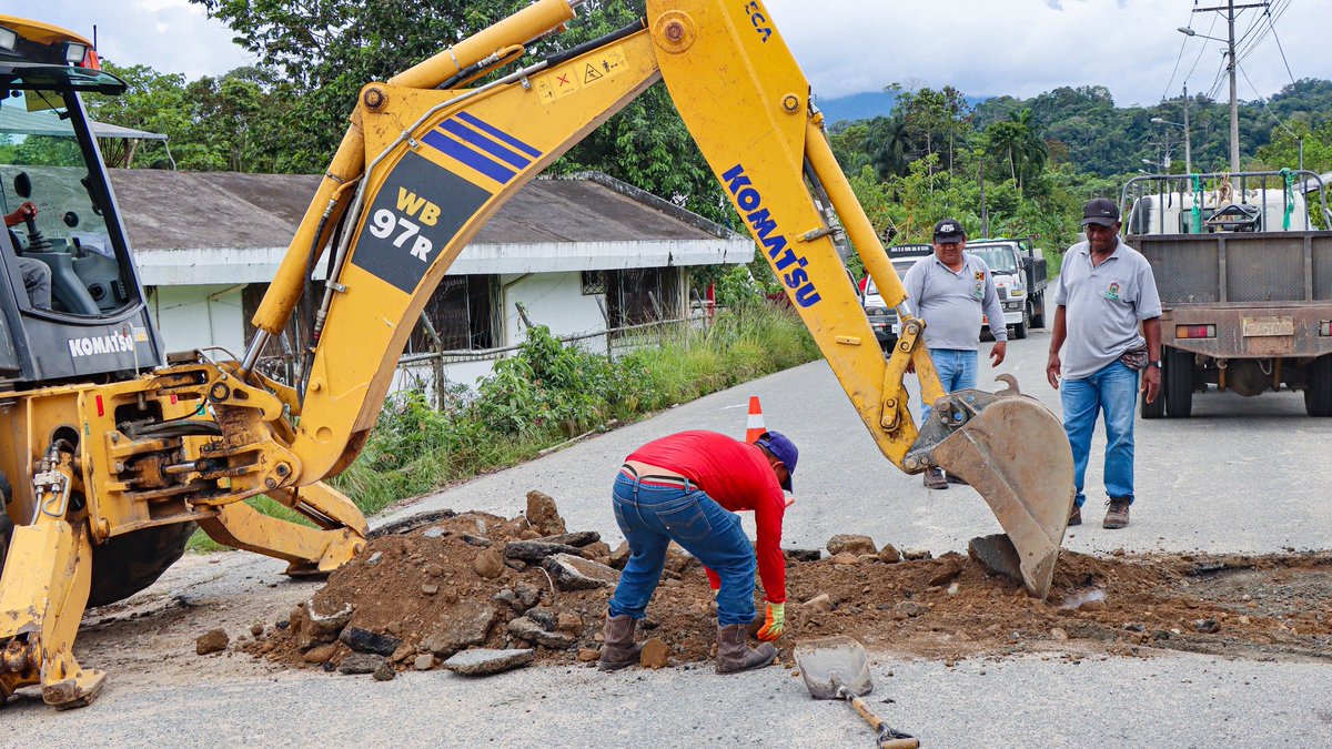 alcaldiatena's tweet image. #EnAcción🚜👷🏻‍♂️

Atendemos la vialidad del cantón de manera permanente,🛣️ avanzamos con la construcción de #reductores de velocidad en Bajo y Centro Talag, una medida clave para prevenir accidentes y #cuidar a peatones y conductores.
Le decimos ¡Adiós a los #baches! vía Pano-Talag.
