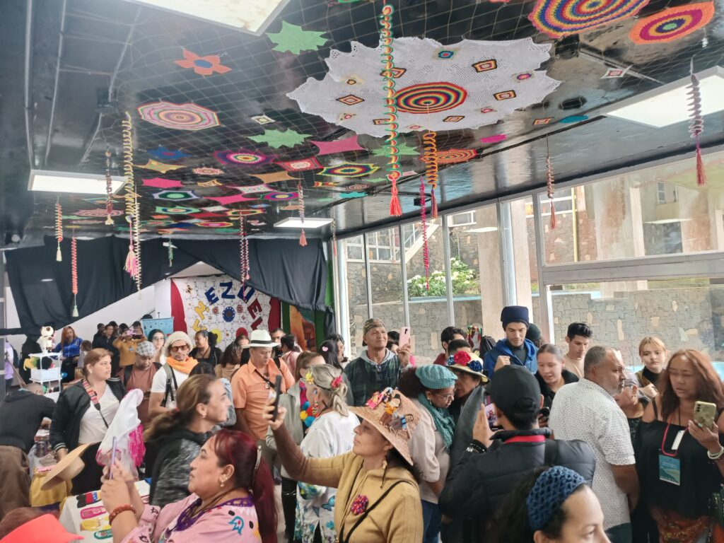 crespial's tweet image. #Venezuela #PCI #CRESPIAL

Se inauguró &quot;Tejido en las nubes&quot; en el Teleférico Waraira Repano, una obra de arte de 33 artistas que combina técnicas ancestrales. 

La pieza, de casi 3 metros, es un reflejo de la historia y la identidad cultural que las manos de por portadores…