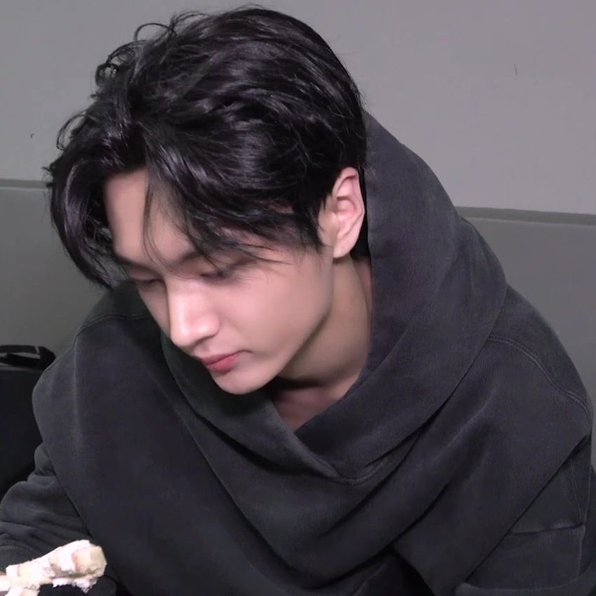 47crmlv's tweet image. Yo quisiera | Jayhoon mini au

Jy tiene que soportar que su mejor amigo le hable de sus amoríos y rupturas porque, después de todo, es lo único que es para él, un amigo.

#WeekofEngeneAu