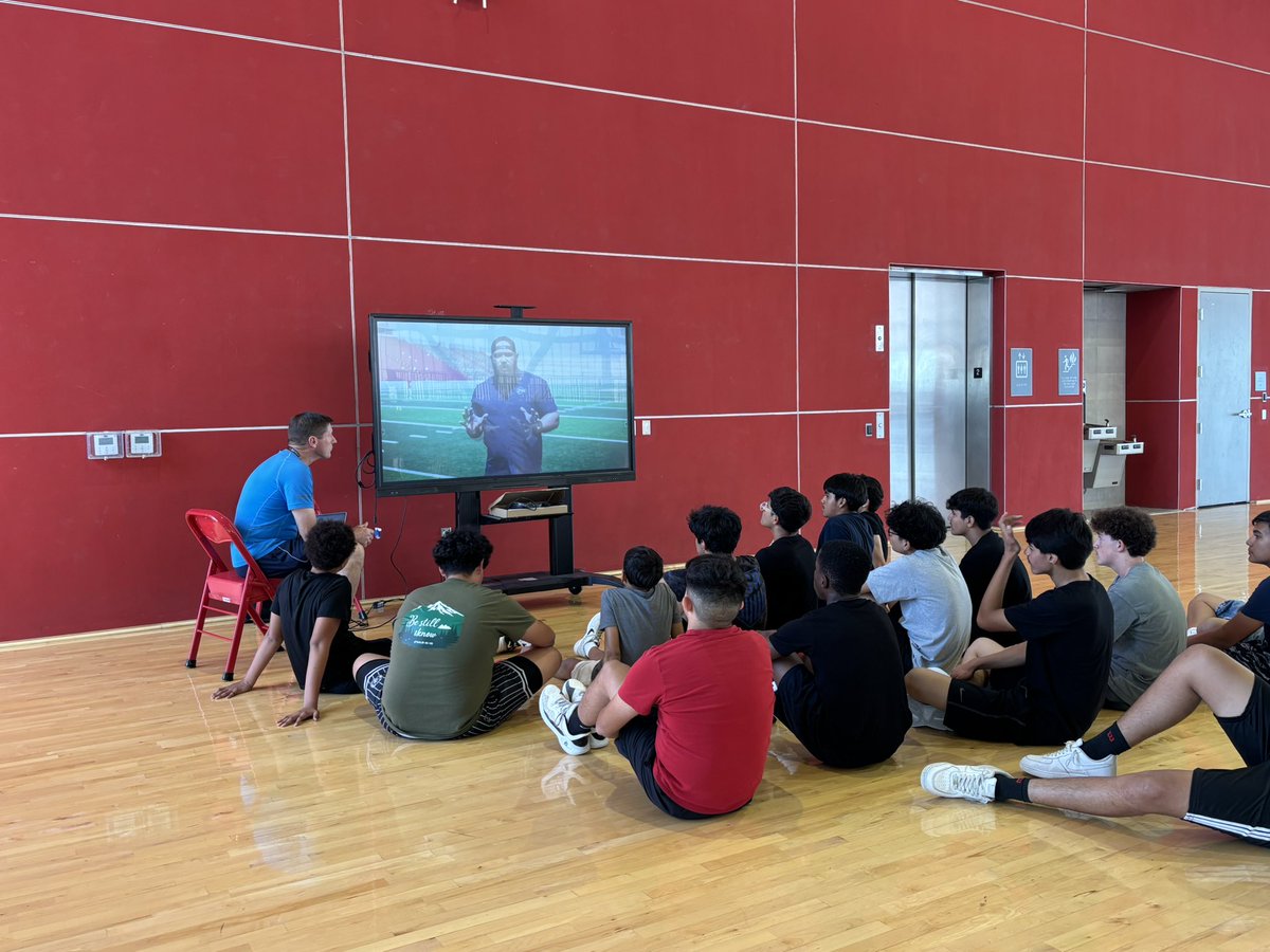 BelAirHoops's tweet image. Boys Basketball taking in some 2Words @2Wordstv Development! @YISDAthletics1 @CoachRecoder @BelAirHigh #mentaltoughness