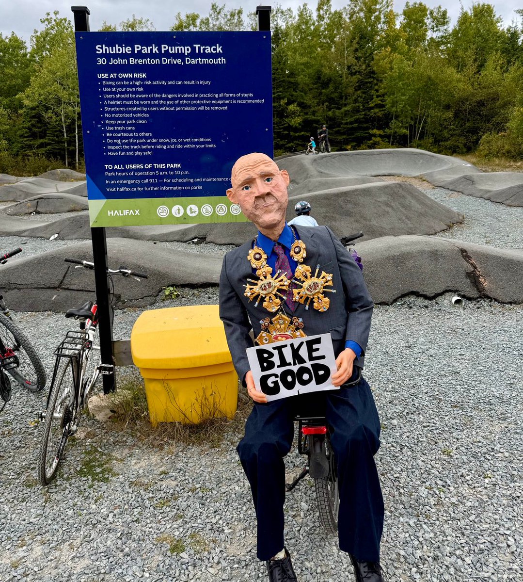 DimHouston's tweet image. If someone did this to me I’d outlaw papier-mâché faster than when I mandated schools sing daily anthems.