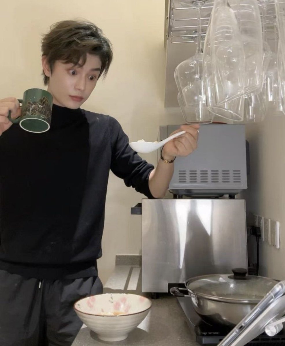 missingtvremote's tweet photo. hey guys i'm ryan and here are 3 reasons why you should befriend me:

1. i can paint your portrait like you're from a noble family or something.

2. i am a collector of vintage cameras and can take good pics of you with them.

3. i make good wontons.

#SERENEINTRO https://t.co/L6fk5vWzLV
