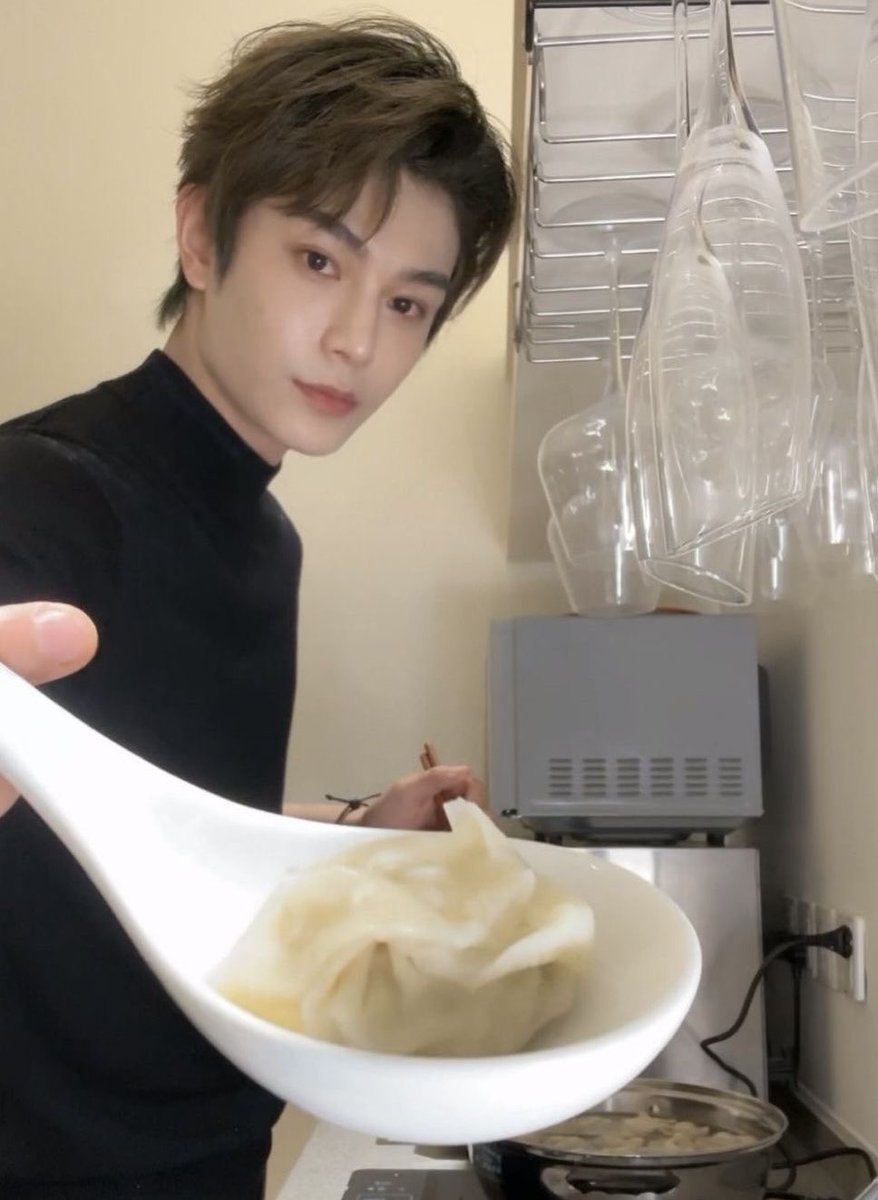 missingtvremote's tweet photo. hey guys i'm ryan and here are 3 reasons why you should befriend me:

1. i can paint your portrait like you're from a noble family or something.

2. i am a collector of vintage cameras and can take good pics of you with them.

3. i make good wontons.

#SERENEINTRO https://t.co/L6fk5vWzLV