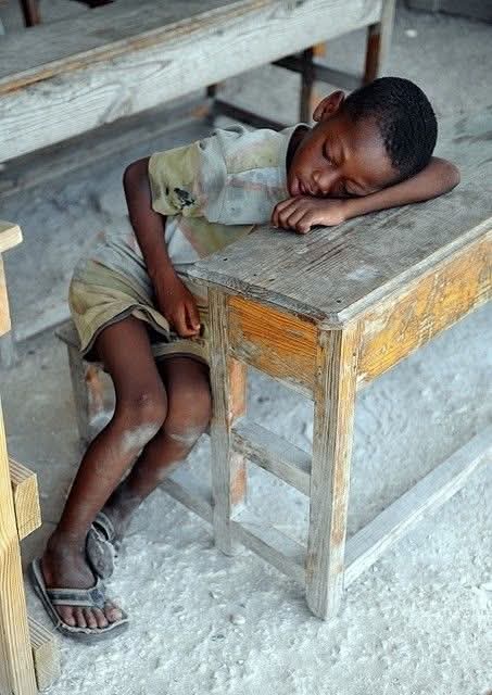 "Sempre tem alguém que tem um dia mais difícil que o seu.
Quando isso acontecer, seja colo que acolhe. ".  🙏🏻