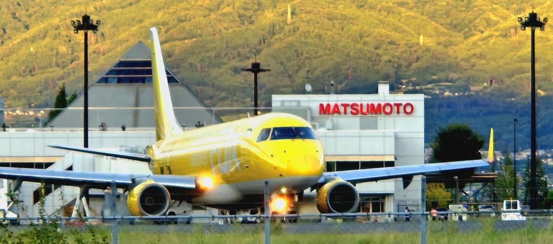 #7日７色写真展 
9/26(金)お題は黄

夕暮れの黄色い飛行機✈️

#FDA 
#フジドリームエアラインズ
#信州まつもと空港