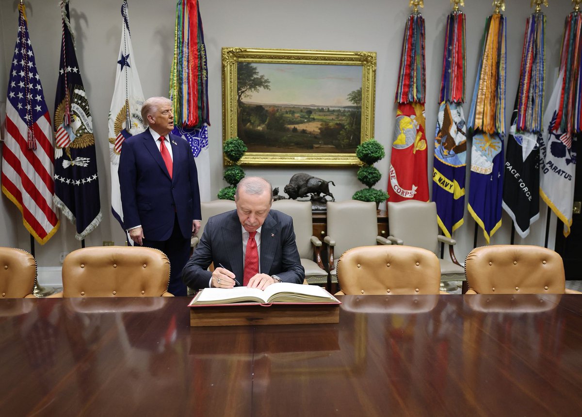 Genel Başkanımız, Cumhurbaşkanımız Sn. <a href="/RTErdogan/">Recep Tayyip Erdoğan</a>'ın dünya siyasetinde 🇹🇷 Türkiye’nin ağırlığını hissettiren, "Dünya Beşten Büyüktür" diyen, "Türkiye Yüzyılı" vizyonuyla geleceğe yön veren, Milletimizin gönlünde iz bırakan, Ülkemizin gururu #KüreselLiderErdoğan'dır.