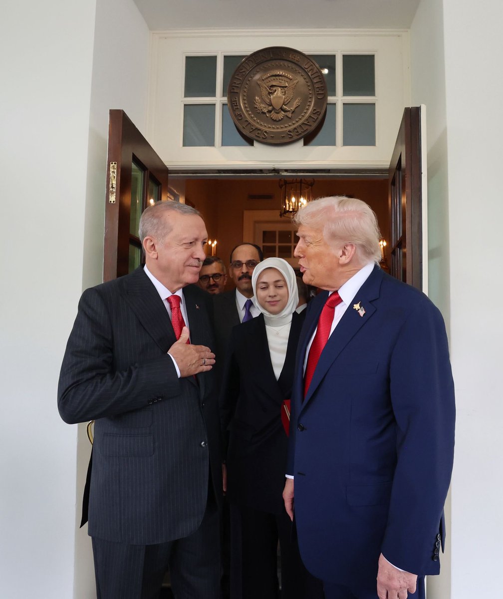 AK_Parti_GOP's tweet photo. Cumhurbaşkanımız Sn Recep Tayyip Erdoğan ‘ın liderliğinde Türkiye, her alanda güçleniyor; milletimizin refahı, birlik ve beraberliğimiz için attığı adımlar, Türkiye Yüzyılı’nın teminatı oluyor.

#KüreselLiderErdoğan https://t.co/Ddg0xnF6hh