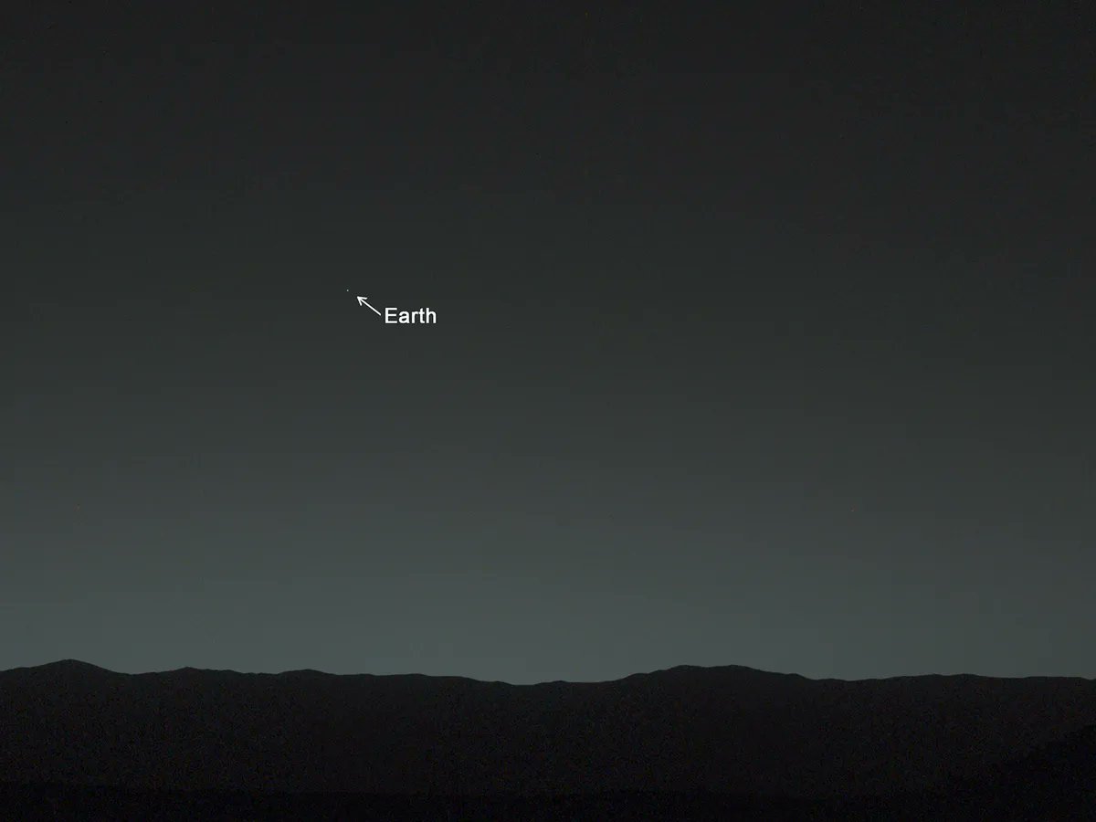 Let's check out some of my favorite photos from Mars 

First up is this gem, captured by Curiosity in 2024 showing a Martian Night Sky with the Earth illuminated like a bright star !

Mini Thread 🧵