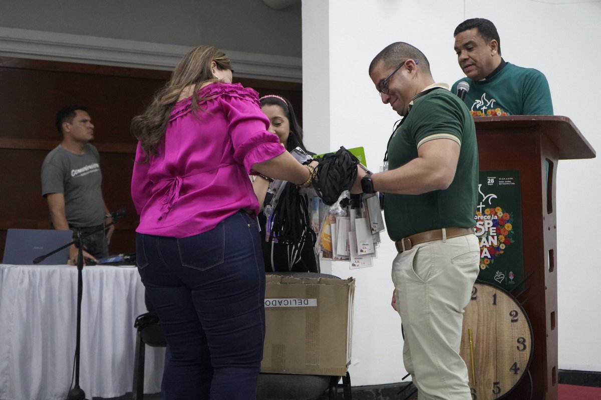 🙏✨ Con alegría y compromiso, nuestros servidores recibieron la bendición de envío para Catedratón 2025 de manos de nuestro arzobispo, monseñor Pablo Salas. 

En este mismo encuentro, cada comité entregó las escarapelas a sus servidores, signo visible de servicio, fe y entrega.