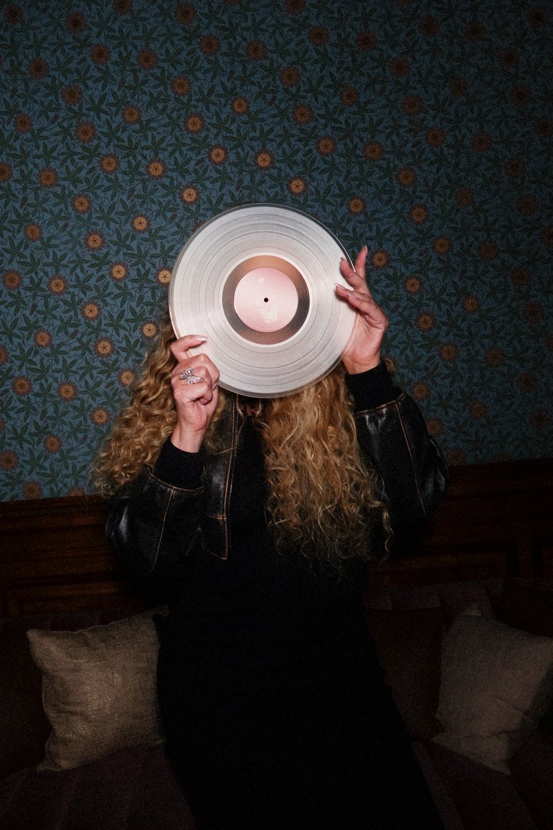 3 hours to go!!!! 🦋🦋🦋 #HereForItAll  I'm so excited!! 😭😭😭 symphony.to/mariah-carey/h…