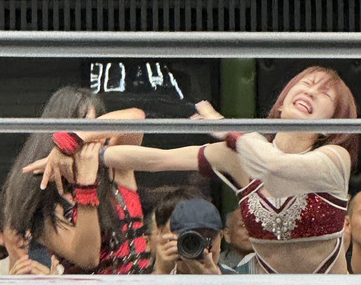 KYOranmaru2's tweet image. 2025.9.23 エディオンアリーナ大阪第2 
沙希様ハイライト⑦
終盤にはリング外で冒頭の腕取り合戦の続きが！
#鹿島沙希 #KMOT #キモオタ #Stardom #ゴッズアイ #古沢稀杏