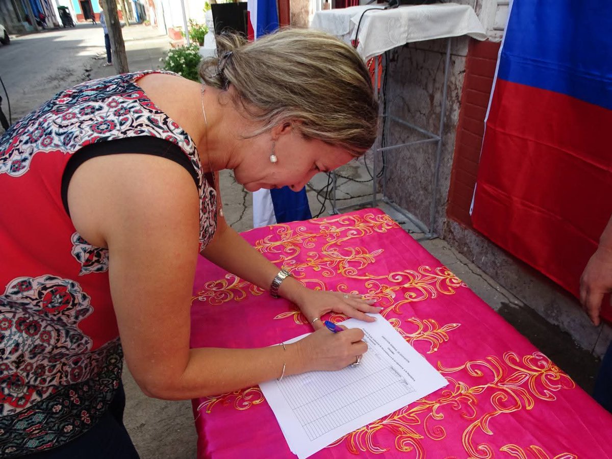 naimatrujillob's tweet photo. En #EducaciónGranma compartimos, con profunda emoción, firma en solidaridad con Venezuela
Visita a politécnico, intercambio con estructura provincial y taller de tesis doctoral
Intensa jornada con nuestra gente linda, que hace #Cuba🇨🇺 ÉXITOS!
#CubaMined🇨🇺
#GranmaConmigoCuenta🇨🇺 https://t.co/Tg2tcWX2GN