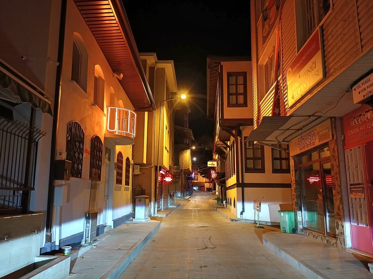 Hasret çektiğimde sokağından geçtiğim bir çocukluğum var.