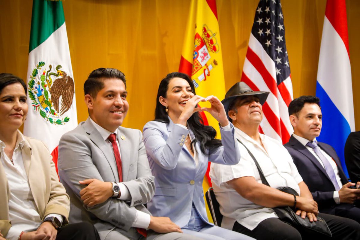 GabyJimenezMX's tweet photo. En el #SimposioInternacional de Salud “Cáncer sin fronteras de género” reafirmamos que la salud es un derecho, no un privilegio.
Siguiendo la visión de nuestra Presidenta @Claudiashein, la prevención y la detección temprana son el camino para salvar vidas y cerrar brechas. La innovación tecnológica nos da hoy herramientas que acercan diagnósticos oportunos y tratamientos accesibles para todas y todos.
Gracias a mi amiga Nelda, Presidenta de CINEDEG y SIMLAE, a todos los expertos y expertas de México, Colombia, Corea, España, de instituciones, de sindicatos, instituciones de salud y del sector privado por compartir su conocimiento y compromiso en este diálogo sin fronteras.
Agradezco al Senador @EmmanuelReyesC Presidente de la Comisión de Economía por acompañarme en este espacio, así como a las y los ponentes.
Hoy sembramos alianzas que, con innovación y justicia, transformarán realidades y salvarán vidas. ✨
#PrevenciónConInnovación #CáncerSinFronteras
