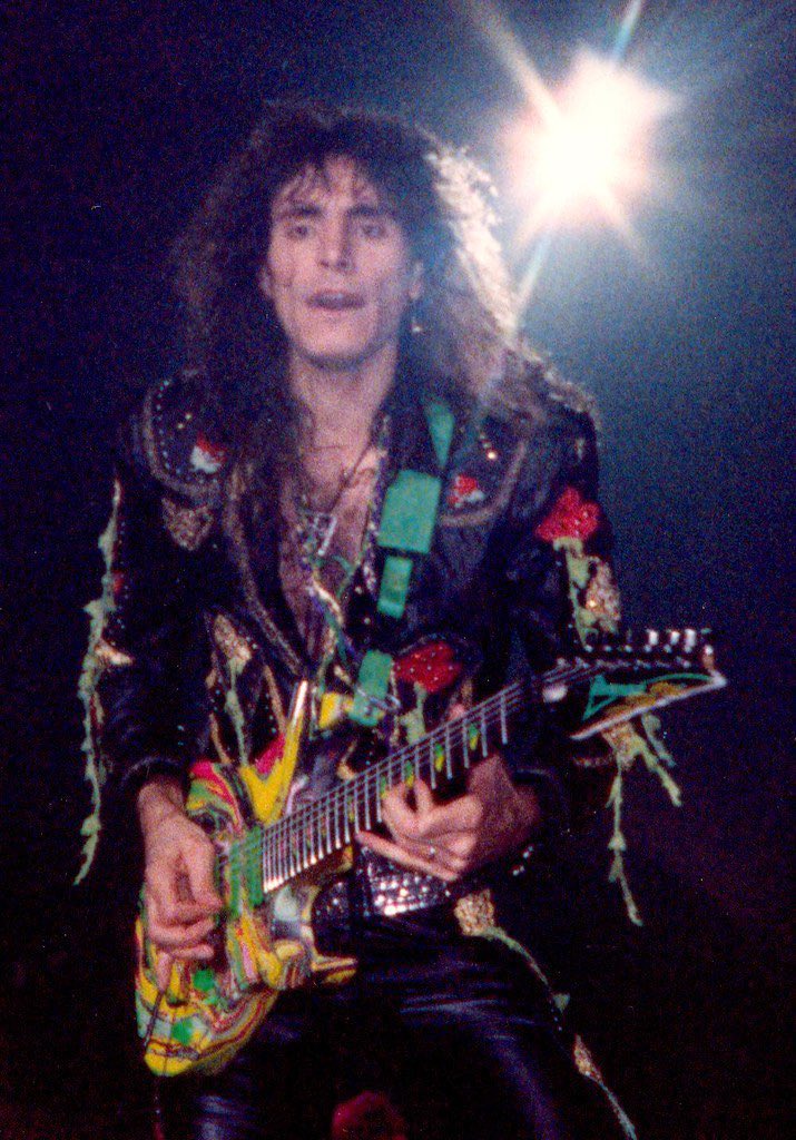 busy_metal's tweet image. 34年前1990年の今日、日本武道館で #WHITESNAKE のライブを観ました
運良く #SteveVai 側のアリーナ席、これが今のところ最初で最後の武道館のアリーナ体験👍
当時ギターキッズだったワタクシはVaiに釘付け…まさかWHITESNAKEに加入するとは
今では自分でさえ7弦🎸弾くけど当時はVaiくらいでした…