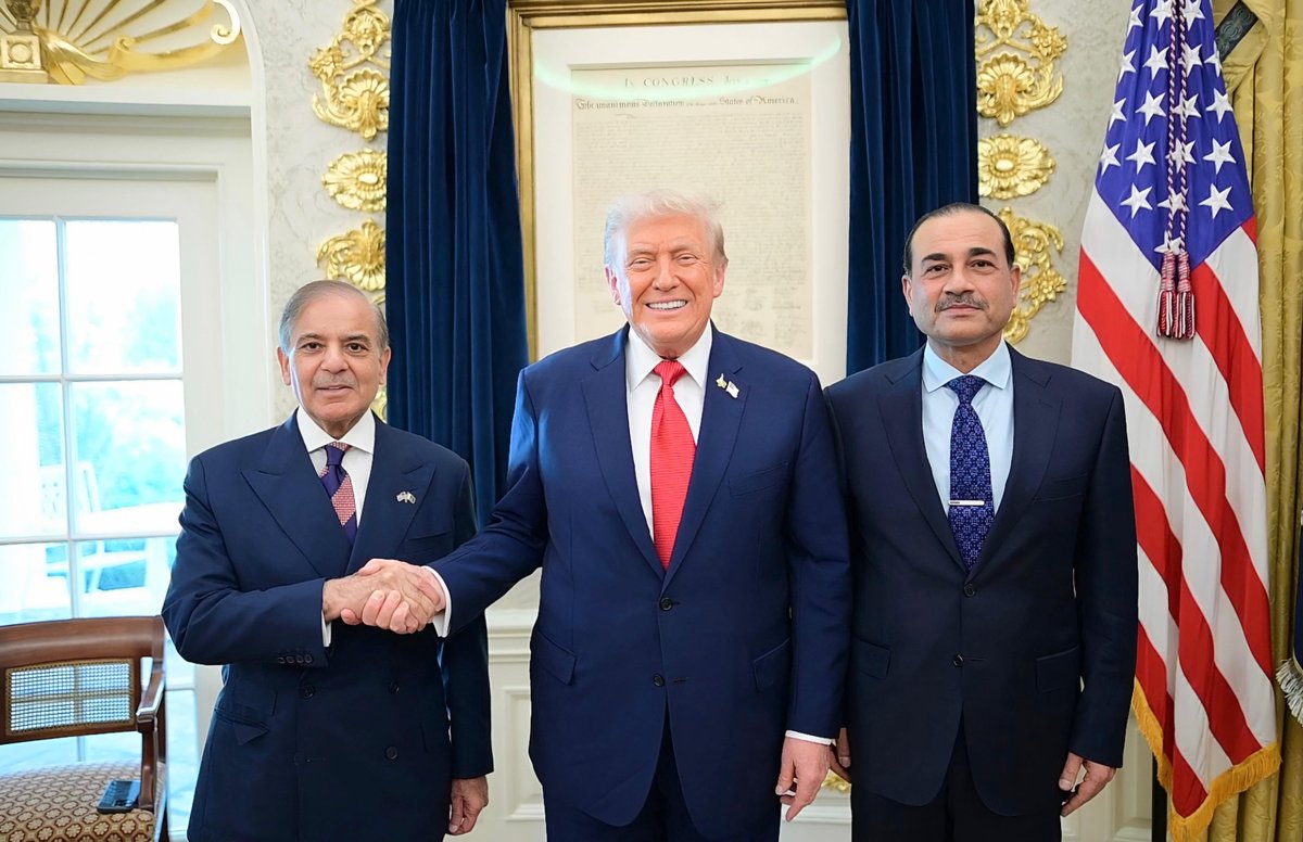 Prime Minister Muhammad Shehbaz Sharif and Field Marshal Syed Asim Munir Chief of Army Staff met President of the United States, Donald Trump in White House, Washington. 26 September 2025.

#PMShehbazAtUNGA #PMShehbazInUSA #AsimMunir #Pakistan #UnitedStates #PresidentTrump