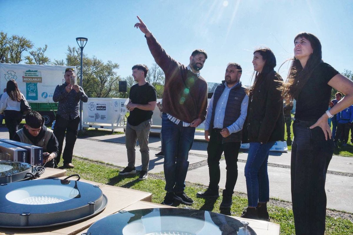 🌎En Colón y en toda la provincia: seguimos trabajando por el Buen Vivir de nuestras comunidades

Con el intendente <a href="/Waldemardecolon/">Waldemar Giordano 🇦🇷</a> y nuestra candidata a diputada <a href="/ferdiazfer/">Fer Díaz</a>, estuvimos equipando al municipio con un camión de caja abierta, 7 contenedores basculantes y más