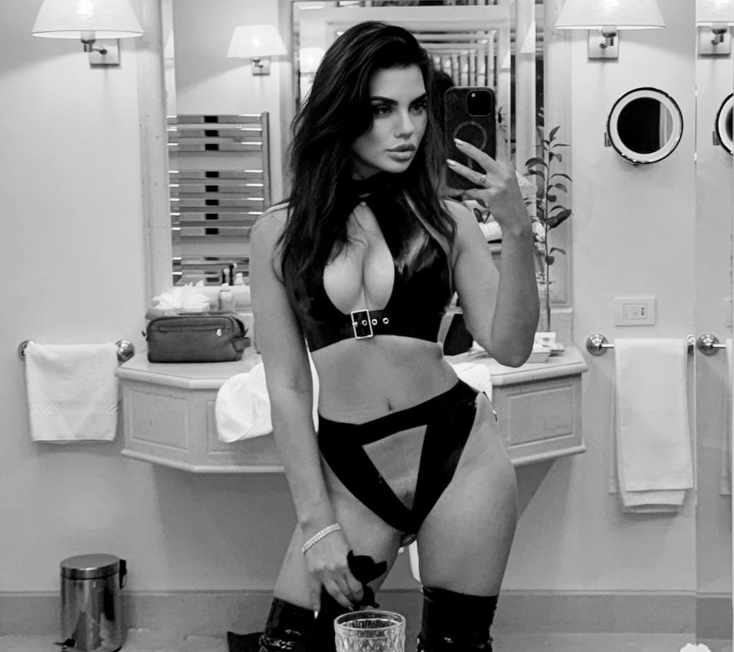 Look! Drool! Stay silent! 🖤

Goddess Vamp doesn’t ask – She commands 😈

You watch… you ache… you obey‼️
Find out what true power feels like 

💎 Link is in the comments 💎