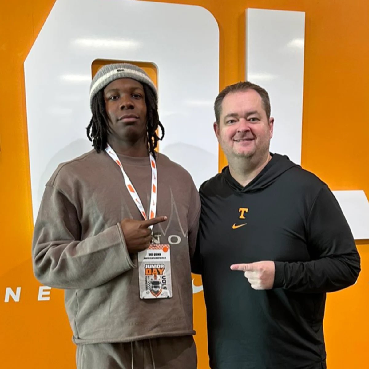 🚨FLIP WATCH🚨

4⭐️ EDGE Dre Quinn has decommitted from Clemson 👀

Quinn was in Neyland 2 weeks ago for the Vols’ OT thriller vs Georgia 🍊

On Tennessee: “I like Tennessee. Their defense plays fast and aggressive, and they have a great atmosphere.”