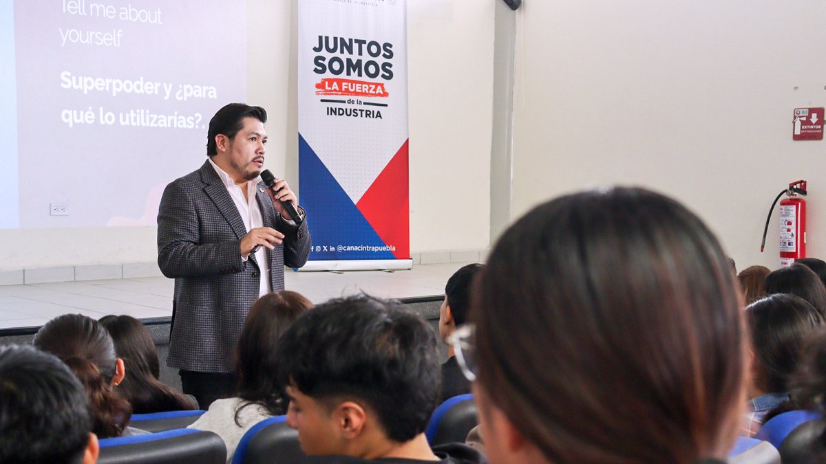 canacintrap's tweet photo. La vigilancia tecnológica se ha convertido en una herramienta estratégica para anticipar tendencias, identificar oportunidades y fortalecer la competitividad de las empresas. 🌐🔎

En la Cátedra CANACINTRA, realizada en la Universidad Politécnica Metropolitana de Puebla (UPMP), nuestro consejero Héctor López (@hecclopez) compartió con estudiantes y académicos la importancia de implementar esta práctica dentro del sector productivo.

Con estos espacios buscamos acercar a las nuevas generaciones al conocimiento que impulsa la innovación, el desarrollo tecnológico y el crecimiento de la industria.

¡Gracias a la UPMP por su hospitalidad y por ser parte de esta labor de formación y vinculación! 🚀🤝