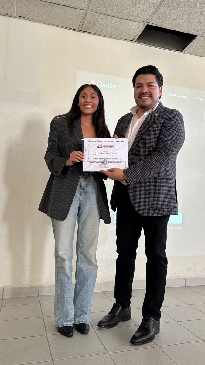 canacintrap's tweet photo. La vigilancia tecnológica se ha convertido en una herramienta estratégica para anticipar tendencias, identificar oportunidades y fortalecer la competitividad de las empresas. 🌐🔎

En la Cátedra CANACINTRA, realizada en la Universidad Politécnica Metropolitana de Puebla (UPMP), nuestro consejero Héctor López (@hecclopez) compartió con estudiantes y académicos la importancia de implementar esta práctica dentro del sector productivo.

Con estos espacios buscamos acercar a las nuevas generaciones al conocimiento que impulsa la innovación, el desarrollo tecnológico y el crecimiento de la industria.

¡Gracias a la UPMP por su hospitalidad y por ser parte de esta labor de formación y vinculación! 🚀🤝