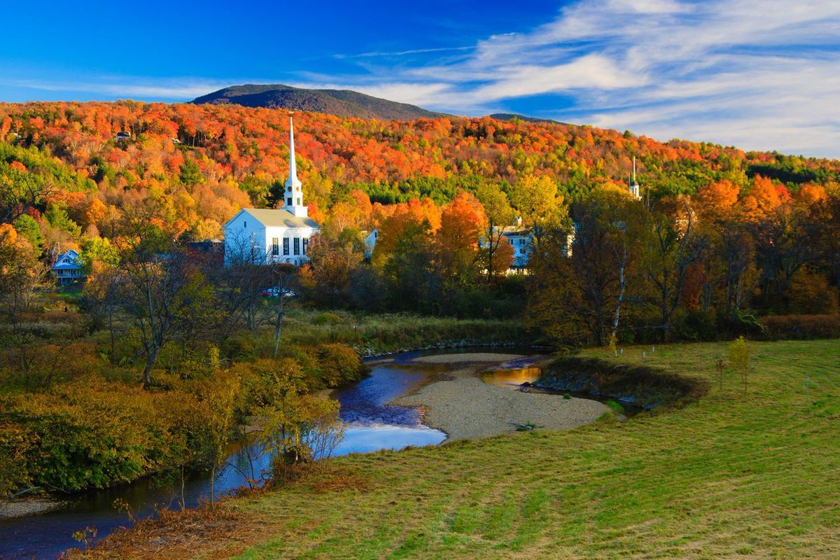 familytravel4um's tweet image. Have you ever seen the Northeast in the fall? 🍁
Now’s the time—pack your bags and head to Vermont for peak leaf peeping and stunning views.
Hit the link in our bio for our top tips + where to go!
#FallTrips #VermontLeafPeeping