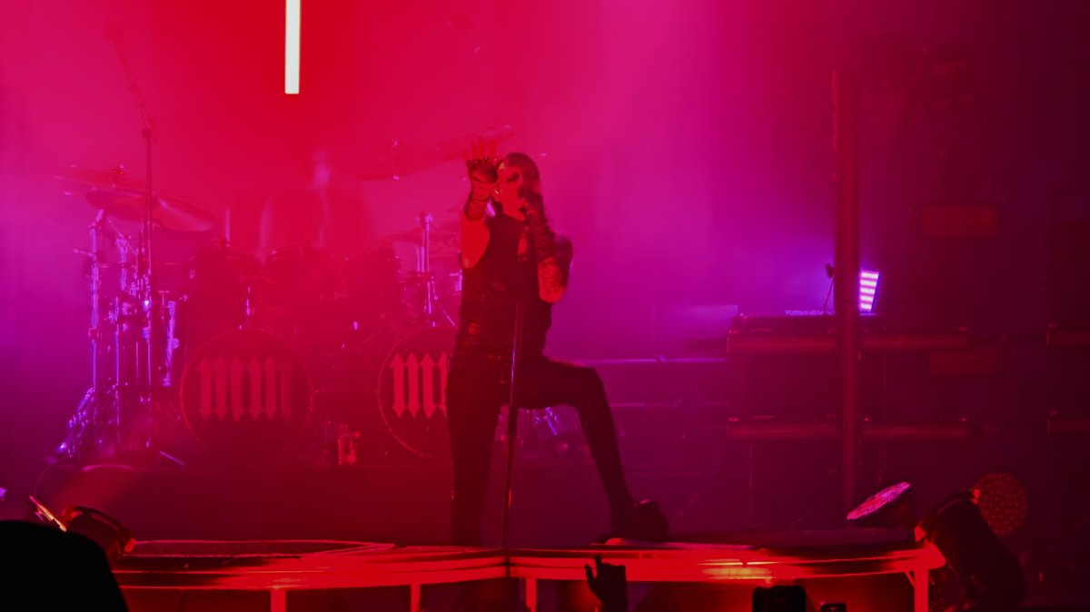 ProviderModule's tweet image. providermodule.com/marilyn_manson…
Marilyn Manson Performs “Mechanical Animals” title track live!