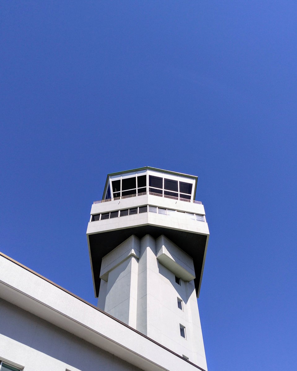 おはようございます！
雲ひとつない空
凛々しい姿
今週も頑張りましょう(^ ^)／
(9/19午後撮影)
#航空自衛隊
#築城基地
#青空
#ブルー
#白い塔