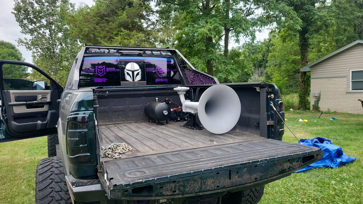 Hornblasters tweet media