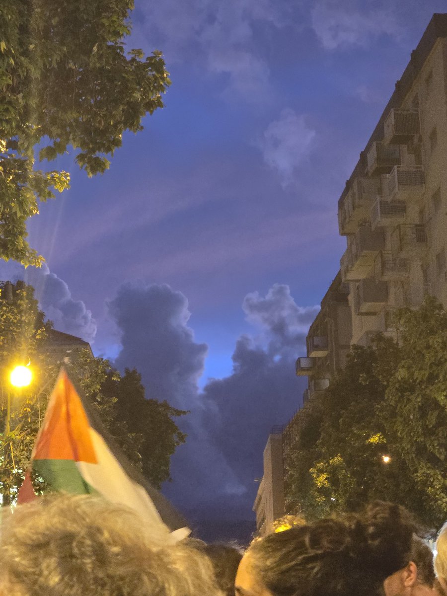 guarcello's tweet photo. La radicalizzazione forzata instillata   dalla destra nazionalista globale, va contrastata con la stessa forza con cui questa si manifesta.Altre volte nella storia, la nostra quiete indifferenza ha favorito il male banale della disumanità. Vedete voi se rimanere zitti o reagire. https://t.co/8kK6afM8iI