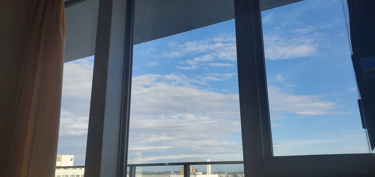 chibi62726319's tweet photo. 歯根嚢胞で抜歯
そして入院３日目
熱は下がらず
窓からは秋空 https://t.co/7j7o7dEN5R