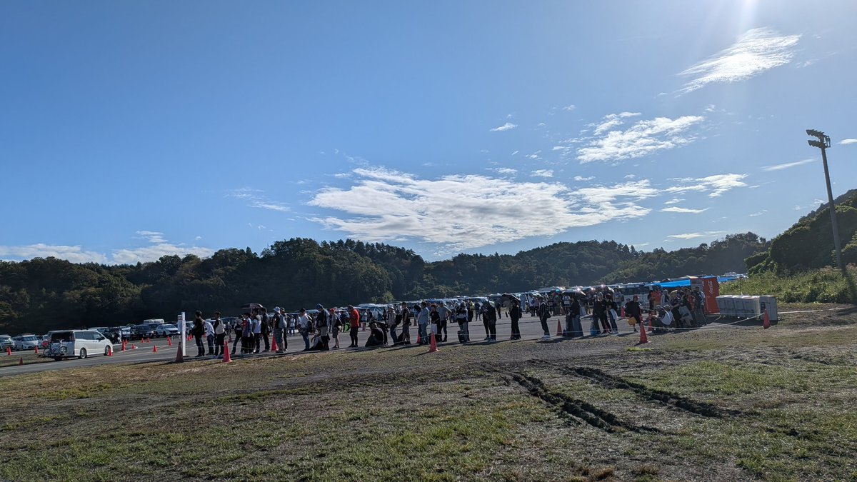 front21th_user's tweet photo. #motogp_ jp
#MotoGP日本グランプリ
1番バス待ち行列 https://t.co/c6dOam1Iol