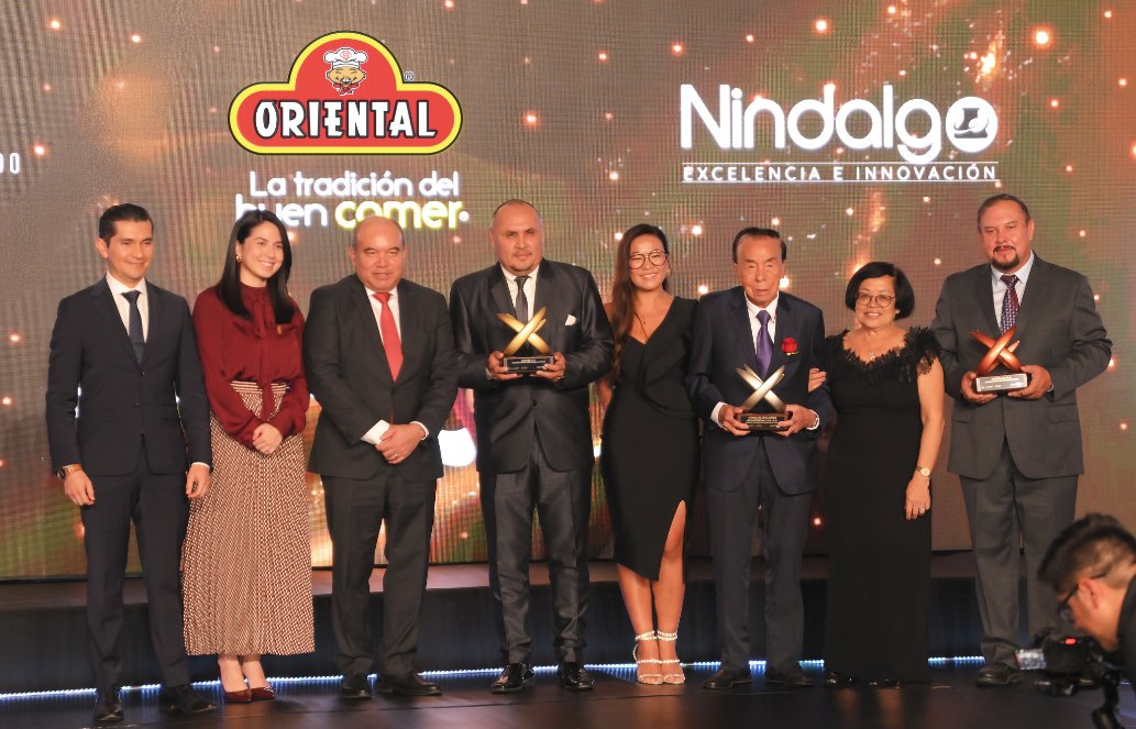 OrientalOIA's tweet photo. ¡Celebramos un nuevo hito! 🎉
ORIENTAL® recibió el Premio a Grandes Logros en Exportación de Bienes de @Fedexpor .
50 años de tradición e innovación nos llevan a nuevos mercados internacionales.
¡Gracias a nuestro equipo y aliados por hacerlo posible! 🇪🇨
#PremioeXpor2025 https://t.co/TpTiOxl68u