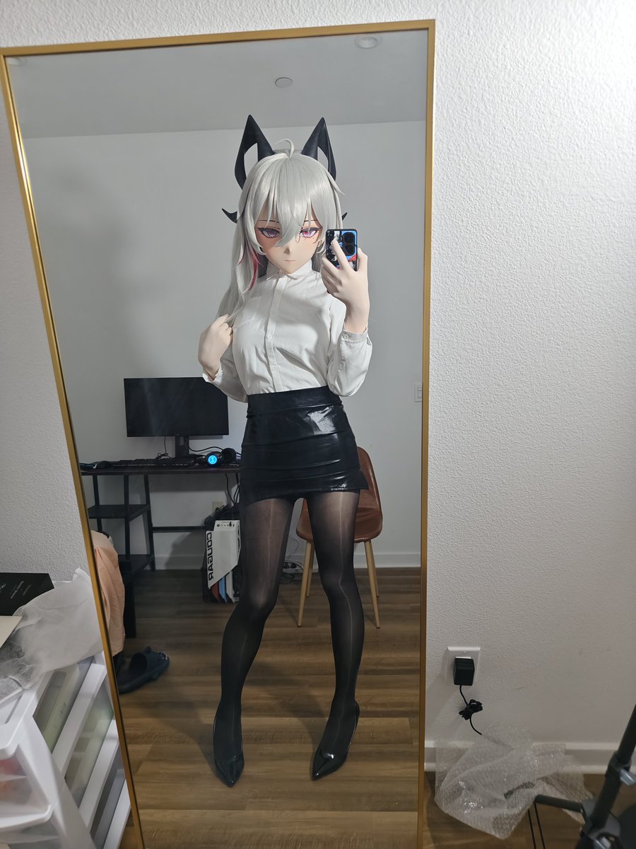 Instant233's tweet image. 据说开学要穿正装，ol黑丝也算吧～

#着ぐるみ #kigurumi #赞妮