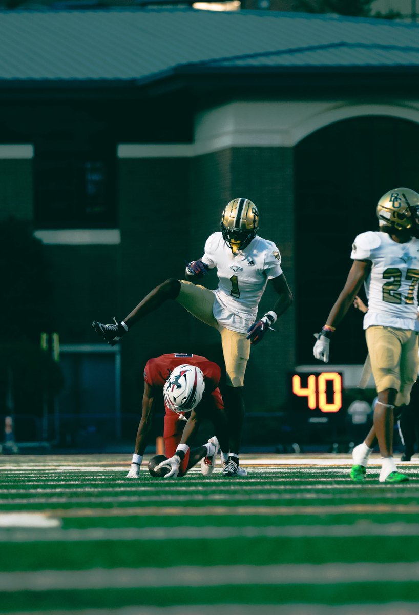 Mid Season Highlights😤‼️ hudl.com/v/2SbVAS <a href="/coachdtwhite/">Derek White</a> <a href="/DAWGHZERECRUITS/">Dawg House Recruiting</a> @MohrRecruiting <a href="/ChadSimmons_/">ChadSimmons</a>