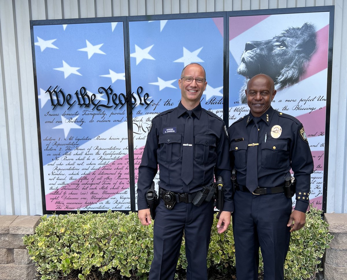 BvuePD's tweet image. Please welcome Officer Johnson to the Bellevue Police Department!
Today, he graduated from the Washington State Criminal Justice Training Commission. Next week, he'll begin his Bellevue-specific training at headquarters.