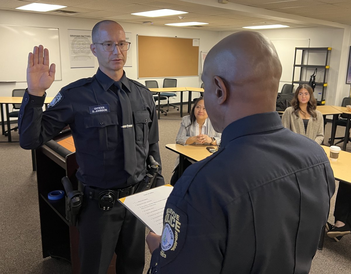 BvuePD's tweet image. Please welcome Officer Johnson to the Bellevue Police Department!
Today, he graduated from the Washington State Criminal Justice Training Commission. Next week, he'll begin his Bellevue-specific training at headquarters.