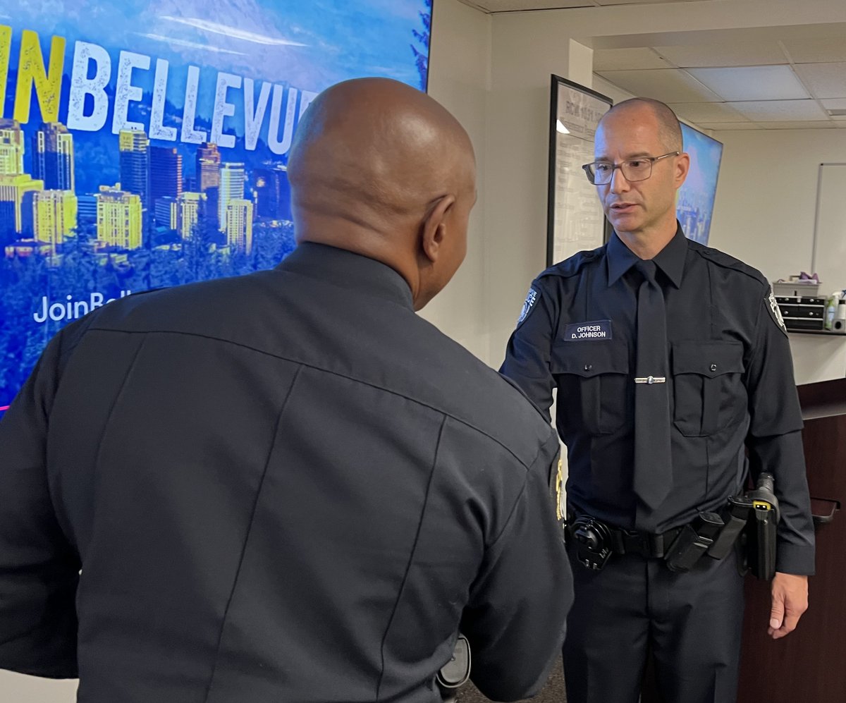 BvuePD's tweet image. Please welcome Officer Johnson to the Bellevue Police Department!
Today, he graduated from the Washington State Criminal Justice Training Commission. Next week, he'll begin his Bellevue-specific training at headquarters.
