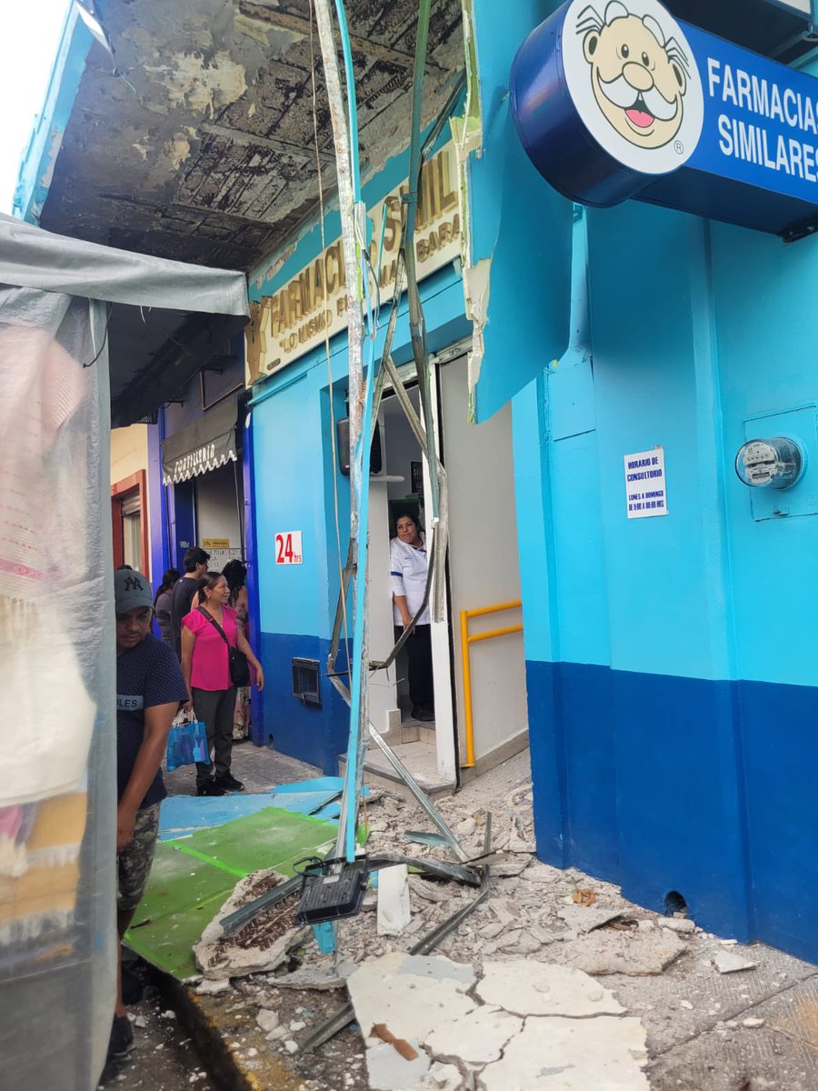 #Capital | Cae plafón de Farmacias Similares en zona peatonal de la calle 20 de Noviembre en la Ciudad de #Oaxaca 

Reportan una persona lesionada.