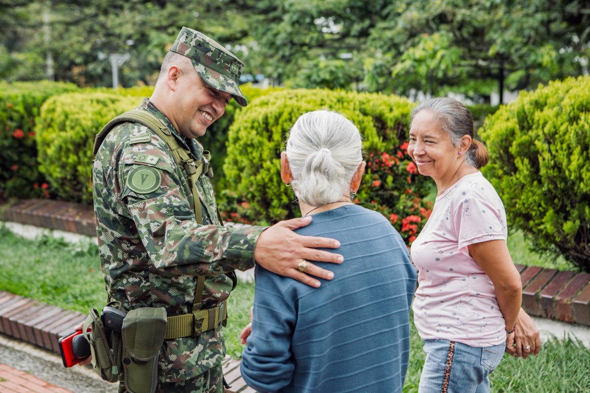 🌞 Inicia un nuevo día y con él, el compromiso firme de nuestros soldados.

👥 Con respeto, entrega y corazón, la #NovenaBrigada fortalece la confianza de los huilenses. Un <a href="/COL_EJERCITO/">Ejército Nacional de Colombia</a> que escucha, acompaña y protege a quienes más lo necesitan.

🇨🇴 Servimos con honor por la