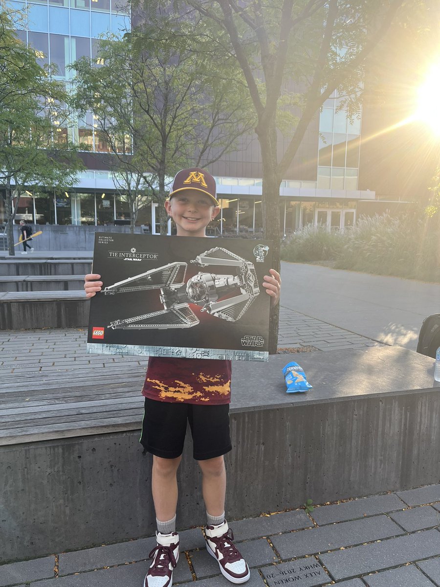 MNFBDEV's tweet image. Prior to going off on THE ADVENTURES OF MITCHELL, Garrett was presented a Lego Tie Fighter by OL Kahlee Tafai.

He also had a chance to visit with a player on the baseball team who let him hold his bat.

@KahleeTafai_ 
@GopherBaseball