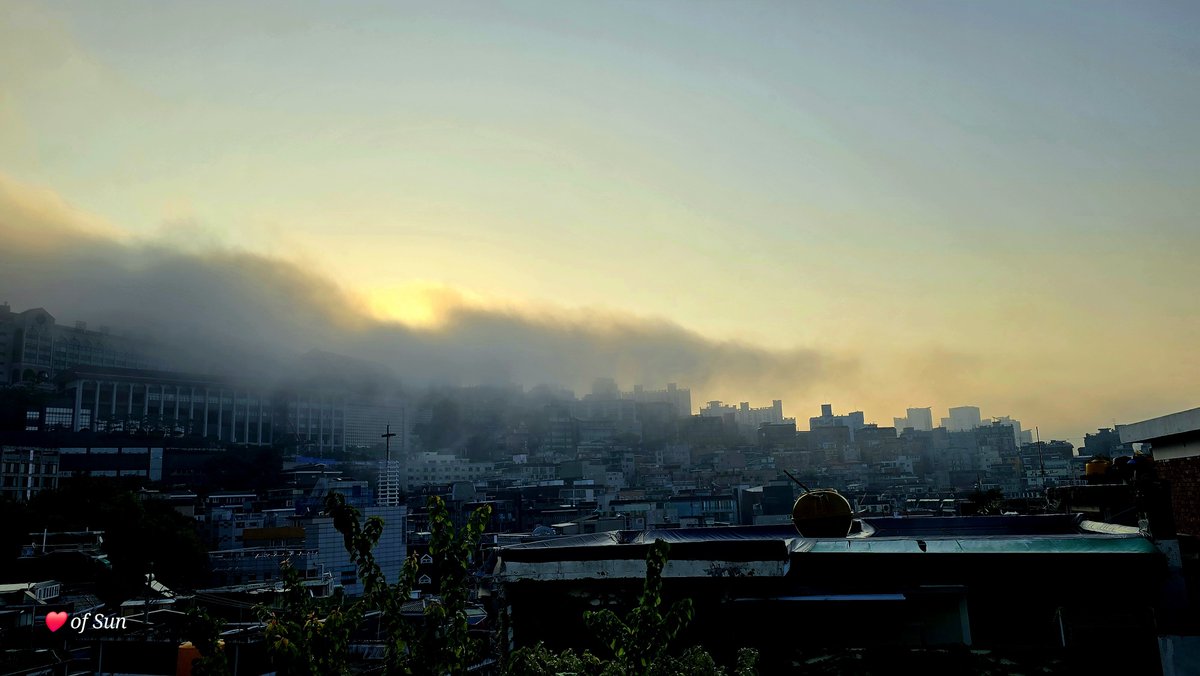 구름 안개가
스멀스멀 언덕 마을로
기어 내려 왔다💕🤔

이런 현상은 보기가 쉬지 않는 풍경이다💕🙄