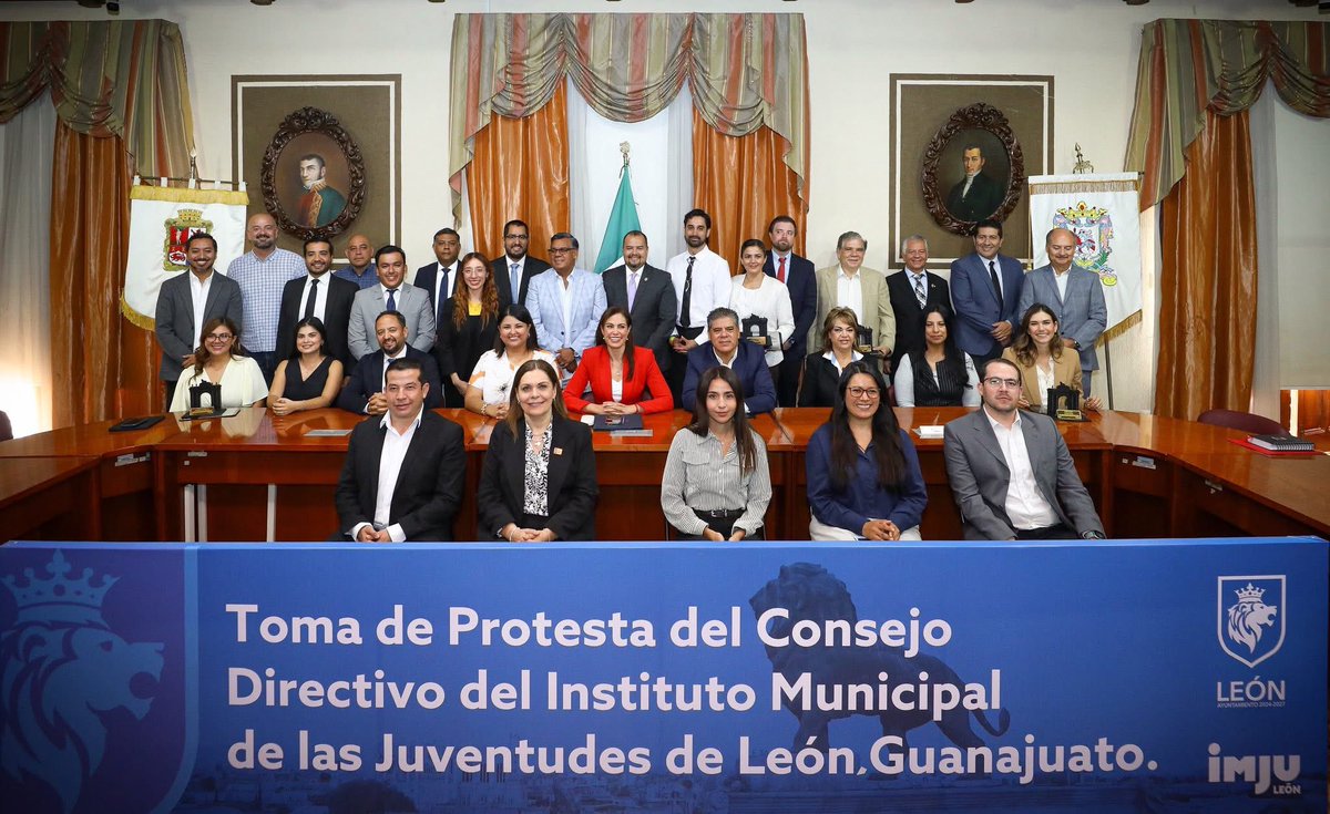 IMJULeon's tweet photo. 🖊️✨ Hoy dimos toma de protesta a nuestro Consejo Directivo 2025-2028 🙌
Bienvenidas y bienvenidos quienes se suman a impulsar a las juventudes de León 🌟.

Reconocemos también a las y los consejeros salientes por su entrega y compromiso 💙. https://t.co/SqMXAbSpBT