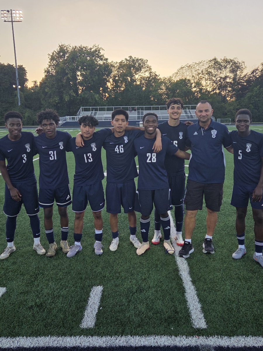 Moore_Athletics's tweet image. Great night to be a MUSTANG. Way to go seniors