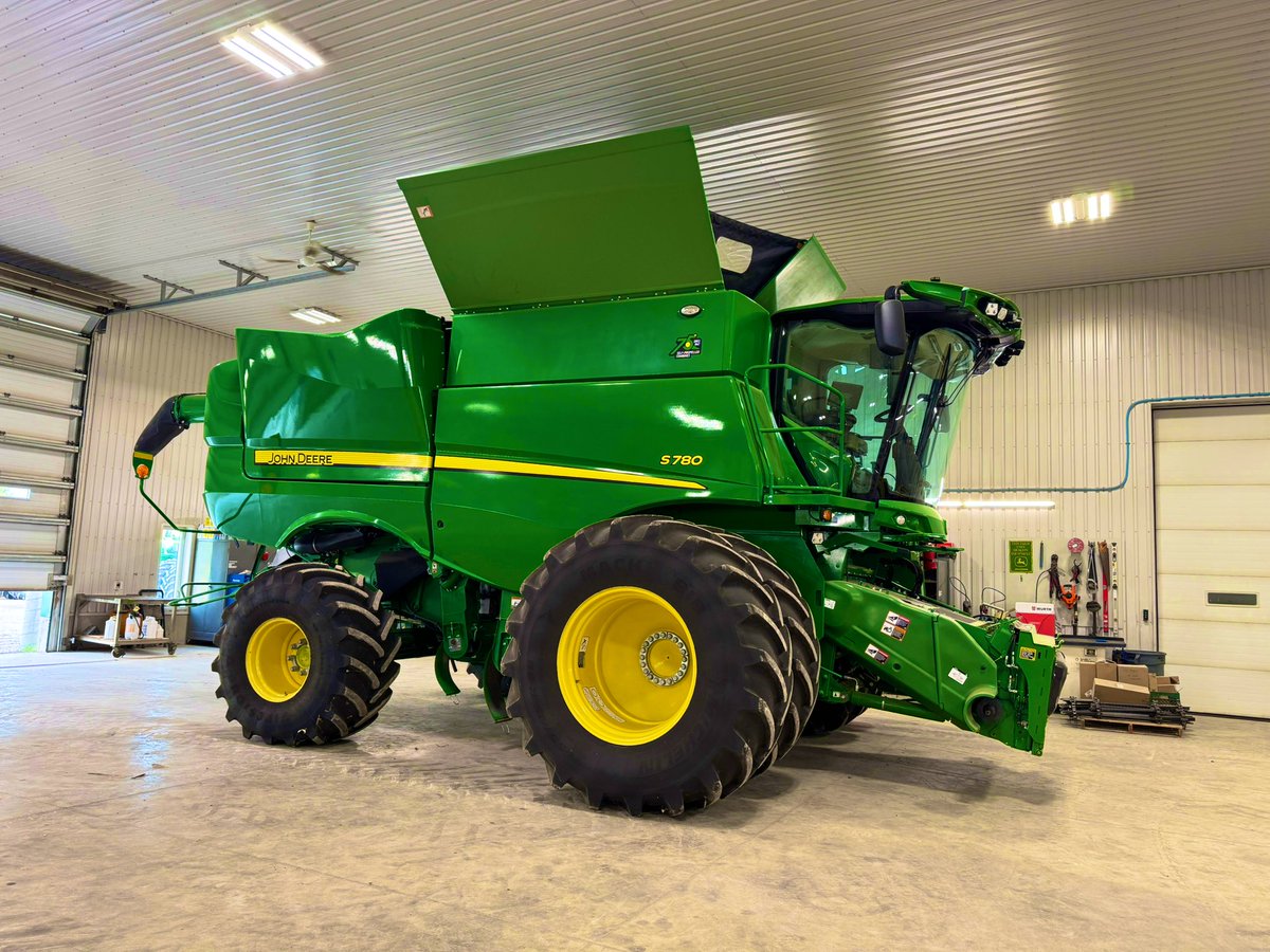 And since you donkeys don’t wanna buy it I guess we’ll strap a corn head to the front of it and won’t have to worry about switching between corn and beans this fall.. If you wanna try before you buy we have a seat for you! Even feed you supper!… #Harvest25