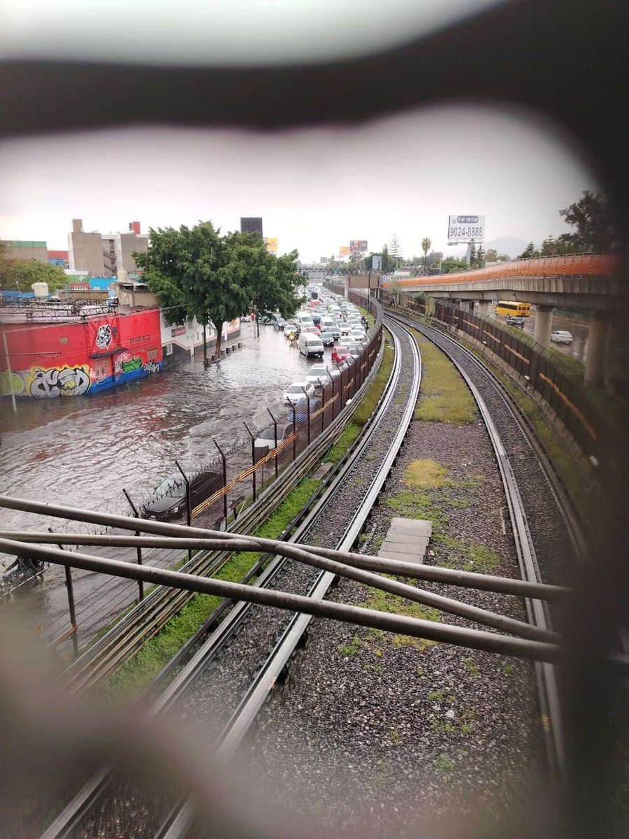 #Oceanía con carga vehicular debido a encharcamientos considerables desde el desnivel de Circuito interior con dirección a Ecatepec.