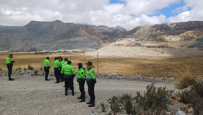 Avispa_Midia's tweet photo. 🚨Las últimas cinco familias de Morococha, Perú, fueron desalojadas para dar paso a la expansión de un proyecto de minería de cobre con inversión de China.
👉https://t.co/NKrCiAfVZe🐝
#Mineria #Extractivismo #Megaproyectos #Chinalco #Perú #LATAM #Desplazamientos #Resistencia https://t.co/8apsoTuL7Q