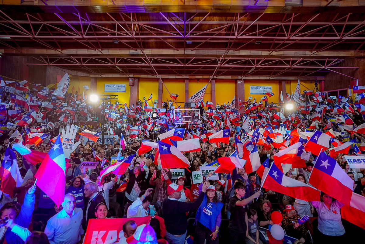 vicentebrunapr's tweet image. 🇨🇱NADIE LO PUEDE ENTENDER, NADIE LO PUEDE EXPLICAR🇨🇱

KAST REPLETA EL GIMNASIO
MUNICIPAL DE TEMUCO‼️

La verdadera encuesta está en la calle y en La Araucanía puta que vamos arriba.

#Vota5
#Kast2026