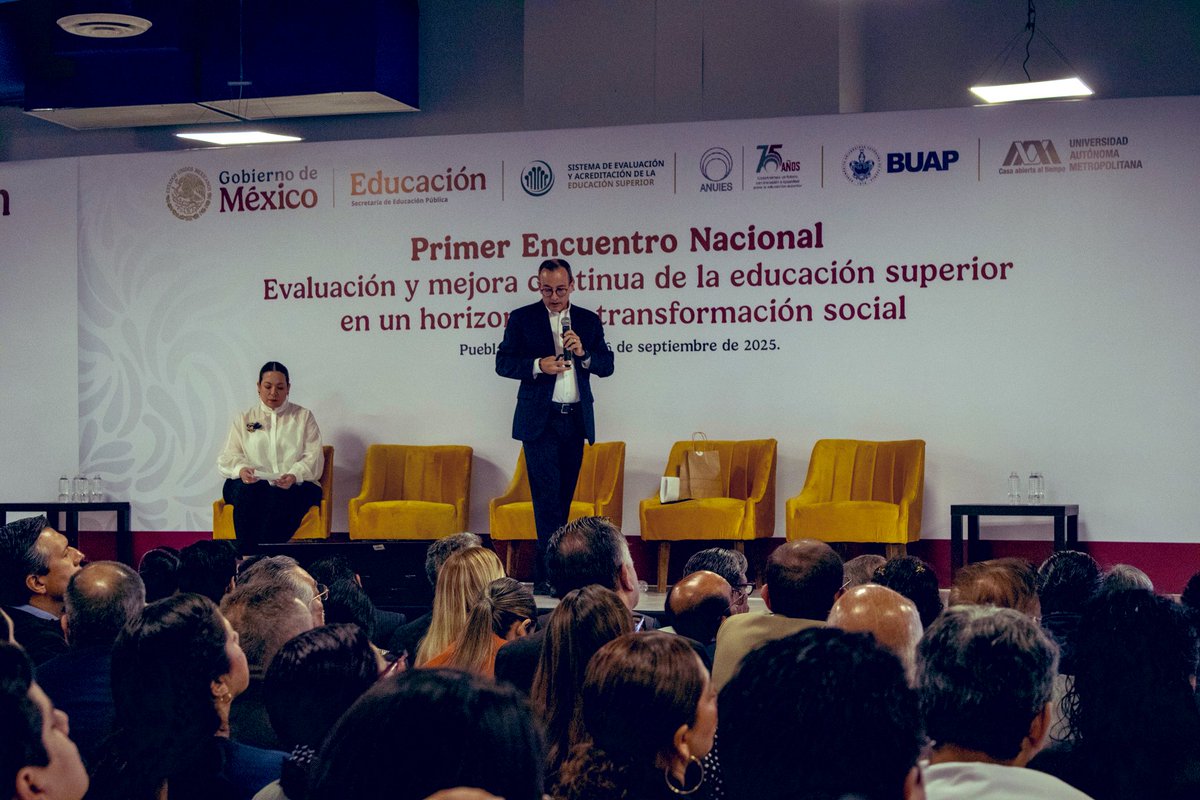 carlosivanmoren's tweet photo. Con la representación del subsecretario @rvillanueval, inauguré el Primer Encuentro Nacional de Evaluación #SEAES, en la @BUAPoficial

También tuve el gusto de impartir la conferencia sobre los retos de la evaluación y la acreditación en un contexto de cambio vertiginoso.

Celebro este gran Encuentro de meta evaluación, un espacio para reconocer logros y también desafíos del presente y futuro.

Debemos garantizar procesos de evaluación y acreditación que se reflejen en lo que sucede en el aula; en los aprendizajes significativos y en el bienestar integral de todas y todos los estudiantes 👩🏻‍🎓👨🏼‍🎓

En #SEAES, juntos construimos una educación superior más flexible, abierta e inclusiva para México 🇲🇽